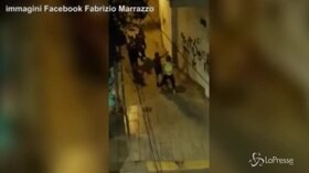 Aggrediti due ragazzi gay a Valencia: le immagini del pestaggio
