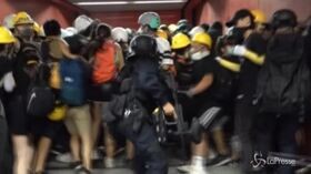 Violenti scontri nella metropolitana di Hong Kong