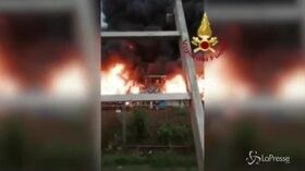 Incendio in un capannone di rifiuti nel Biellese