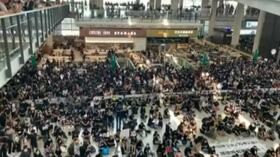 Sit-in di protesta nell’aeroporto di Hong Kong: voli annullati