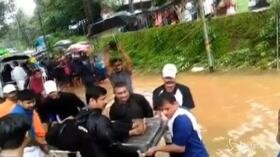 India devastata dai monsoni: quasi 200 morti e un milione di sfollati