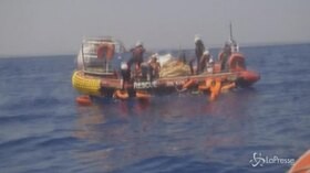 Ocean Viking, le immagini del salvataggio di 105 migranti