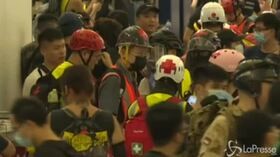 Hong Kong, un uomo viene portato via in barella dagli operatori sanitari