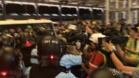 Barricate, blindati, arresti e feriti nel decimo weekend di proteste a Hong Kong