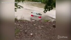 Gli regalano una Bmw, lui voleva una Jaguar: getta l’auto nel fiume
