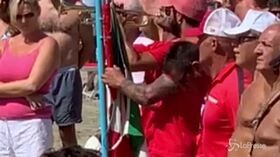 Ponte Morandi, anche la spiaggia di Sanremo si ferma per commemorare le vittime