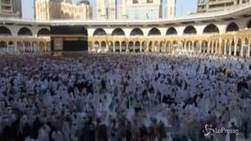 La Mecca, il time-lapse dei fedeli in pellegrinaggio per l’hajj