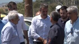 Incendio sull’isola di Evia, la visita del premier greco Mitsotakis