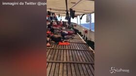 Open Arms, imbarcazione carica di migranti in balia delle onde