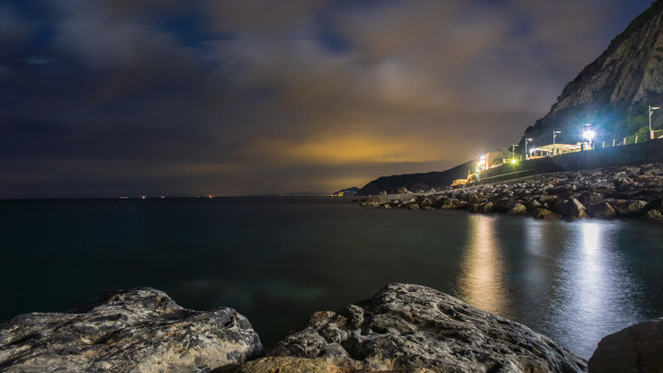 Sul mare cobalto della Liguria, la lunga spiaggia di Deiva Marina