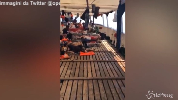 Open Arms: "Vicini a Lampedusa ma manca permesso di entrare in porto"