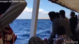 Open Arms davanti a Lampedusa, non può entrare in porto