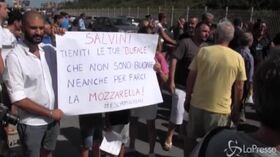 Salvini a Castel Volturno, ad attenderlo contestatori e sostenitori