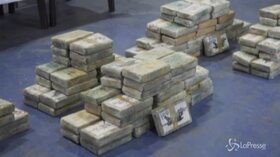 Ecuador, la polizia brucia oltre due tonnellate di cocaina