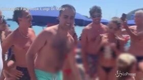 Di Maio tra i bagnanti a Palinuro: “Devi sfiduciare Salvini per favore”