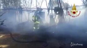 Incendio vicino a un casolare in Sardegna, i Vigili del Fuoco al lavoro