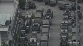 Hong Kong, al confine sfilano blindati e militari
