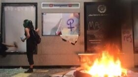 Messico, distrutta una fermata del bus durante la protesta femminista