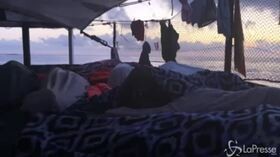 Sedicesimo giorno in mare per la Open Arms: i migranti dormono a bordo