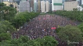 Hong Kong, la pioggia non fema i manifestanti: in migliaia per le strade