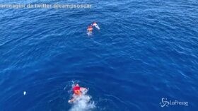 Open Arms, alcuni migranti si tuffano in mare per raggiungere a nuoto Lampedusa
