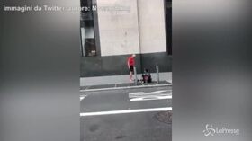 Si toglie le scarpe e le dà a un senzatetto: il gesto commovente del runner