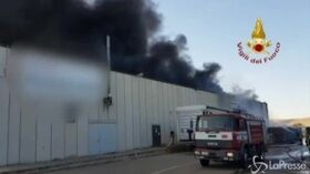 Incendio in deposito di materiale plastico a Melfi