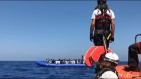 Migranti, Alarm Phone: barcone ribaltato in Libia