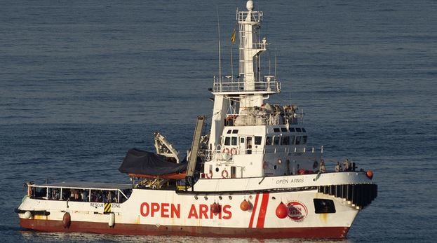 Open Arms, sbarcati 9 migranti per motivi di salute
