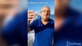 Il sindaco di Diamante beve l’acqua del mare: “E’ pulito”