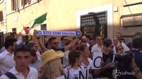 Conte si dirige in Senato, i manifestanti pro-Lega gli gridano “buffone”