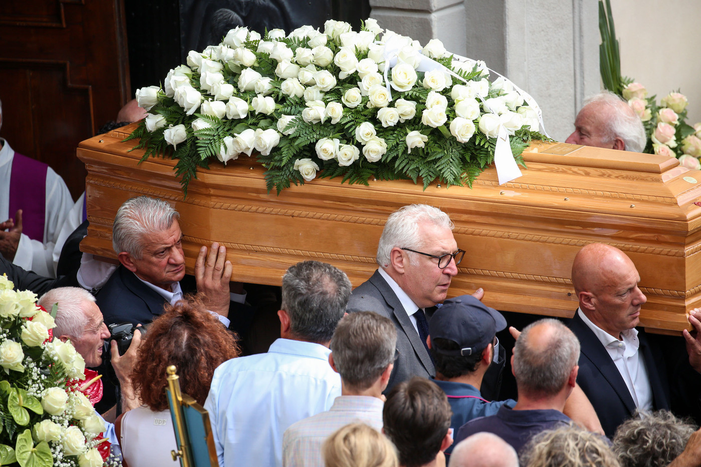 Gimondi, da Moser a Cassani: folla commossa ai funerali dell’ex campione