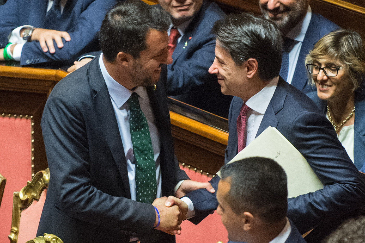 Le facce di Salvini, i riferimenti religiosi, i cartelli del Pd: la crisi di governo al Senato