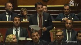 Crisi governo, le facce di Salvini durante il discorso di Conte