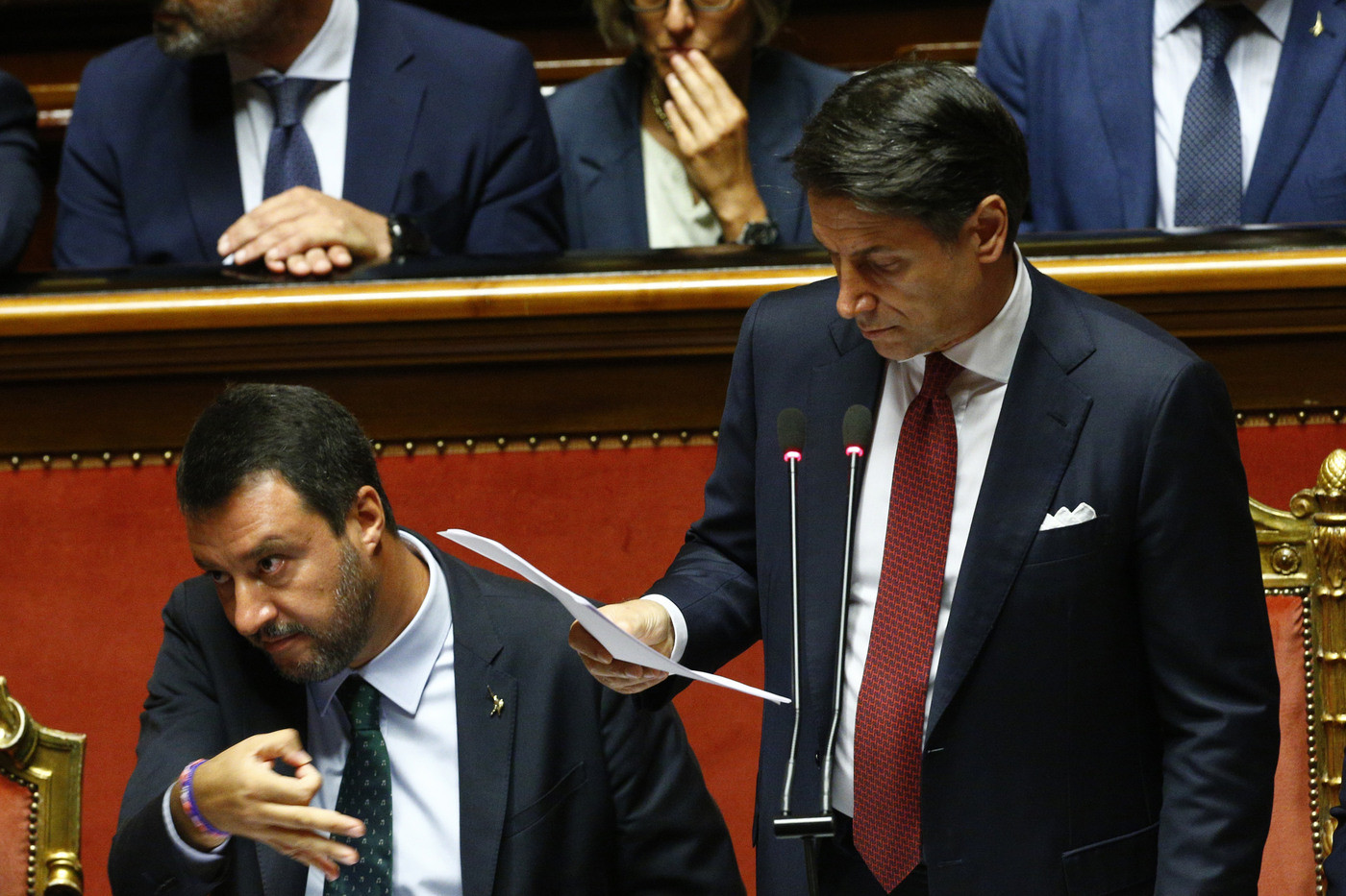 Conte picchia durissimo, Salvini va (quasi) ko ma tende la mano