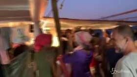 Open Arms, la festa a bordo dopo la notizia dello sbarco