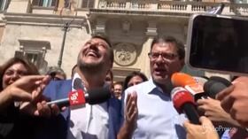 Salvini in piazza con Giorgetti, siparietto davanti ai giornalisti: “Ogni tanto sbaglia anche Matteo”