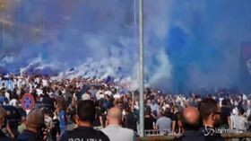 Fumogeni, cori e saluti romani: tensione con la polizia ai funerali di Diabolik