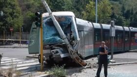 Roma, 3 feriti nell’incidente tra una Bmw e un tram