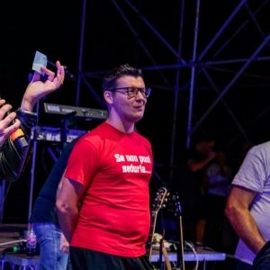 T-shirt che inneggia allo stupro, vicesindaco del veronese nella tormenta