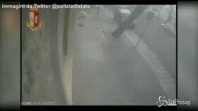Bari, le immagini del rapinatore con l’ombrello