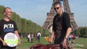 Parigi, animalisti grigliano un finto cane davanti alla Torre Eiffel