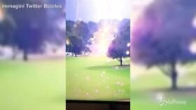 Atlanta, fulmine colpisce l’albero durante torneo di golf: le immagini