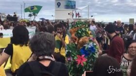 Incendi in Amazzonia, la protesta sulla spiaggia di Rio de Janeiro