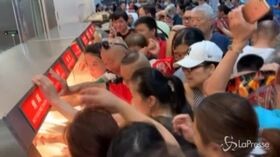 Cina, clienti fuori controllo: i magazzini interrompono l’apertura inaugurale