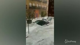 Madrid, le auto travolte dalla furia dell’acqua