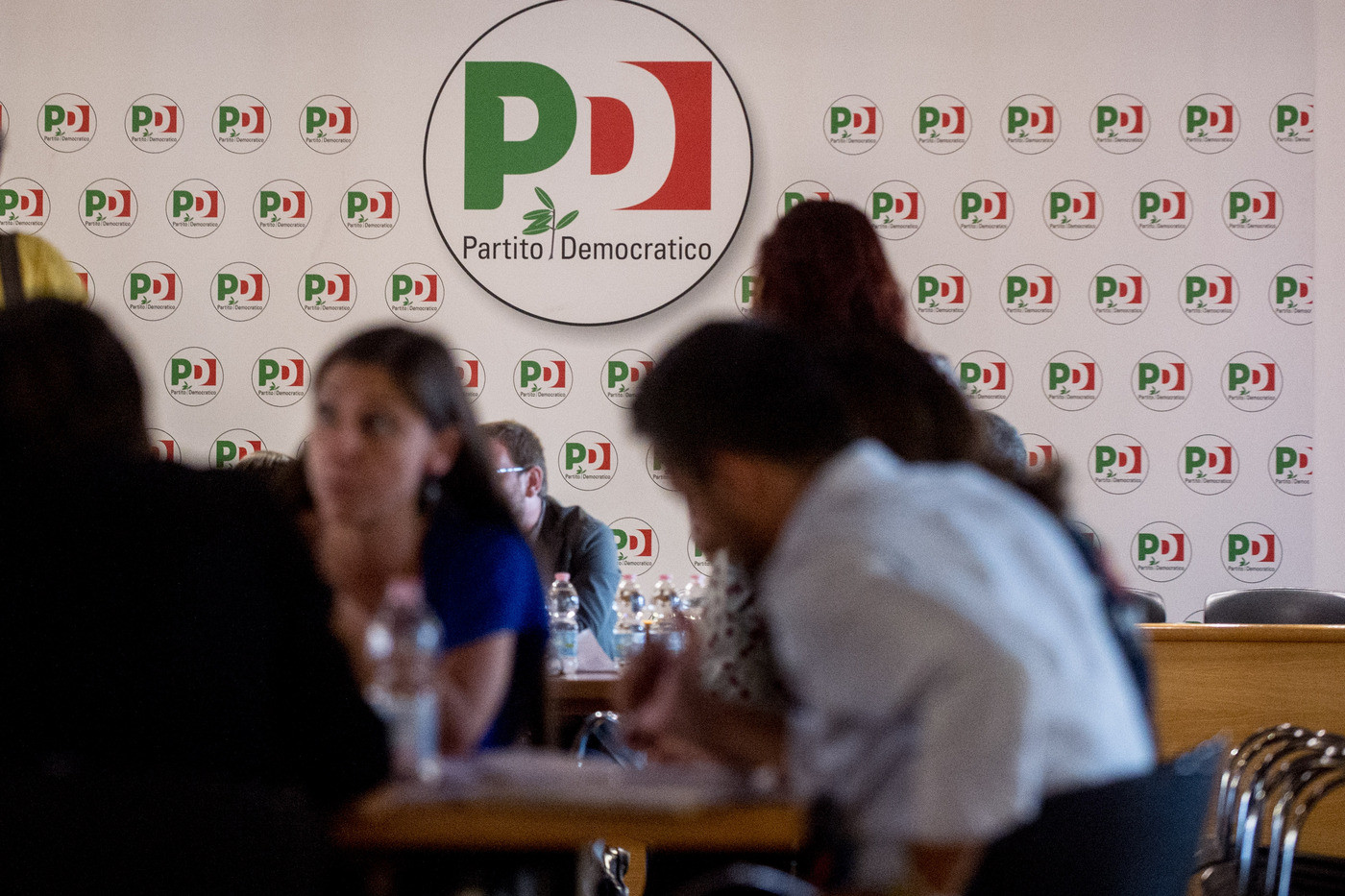 Zingaretti e Renzi ora uniti contro le pretese di Di Maio. L’ira di Calenda: ci facciamo umiliare