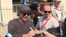 A Venezia fan in delirio per Brad Pitt
