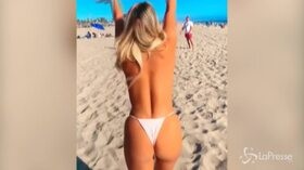 La sexy Kinsey Wolanski in topless, siparietto esilarante in spiaggia