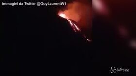 La colata di lava dello Stromboli nella notte